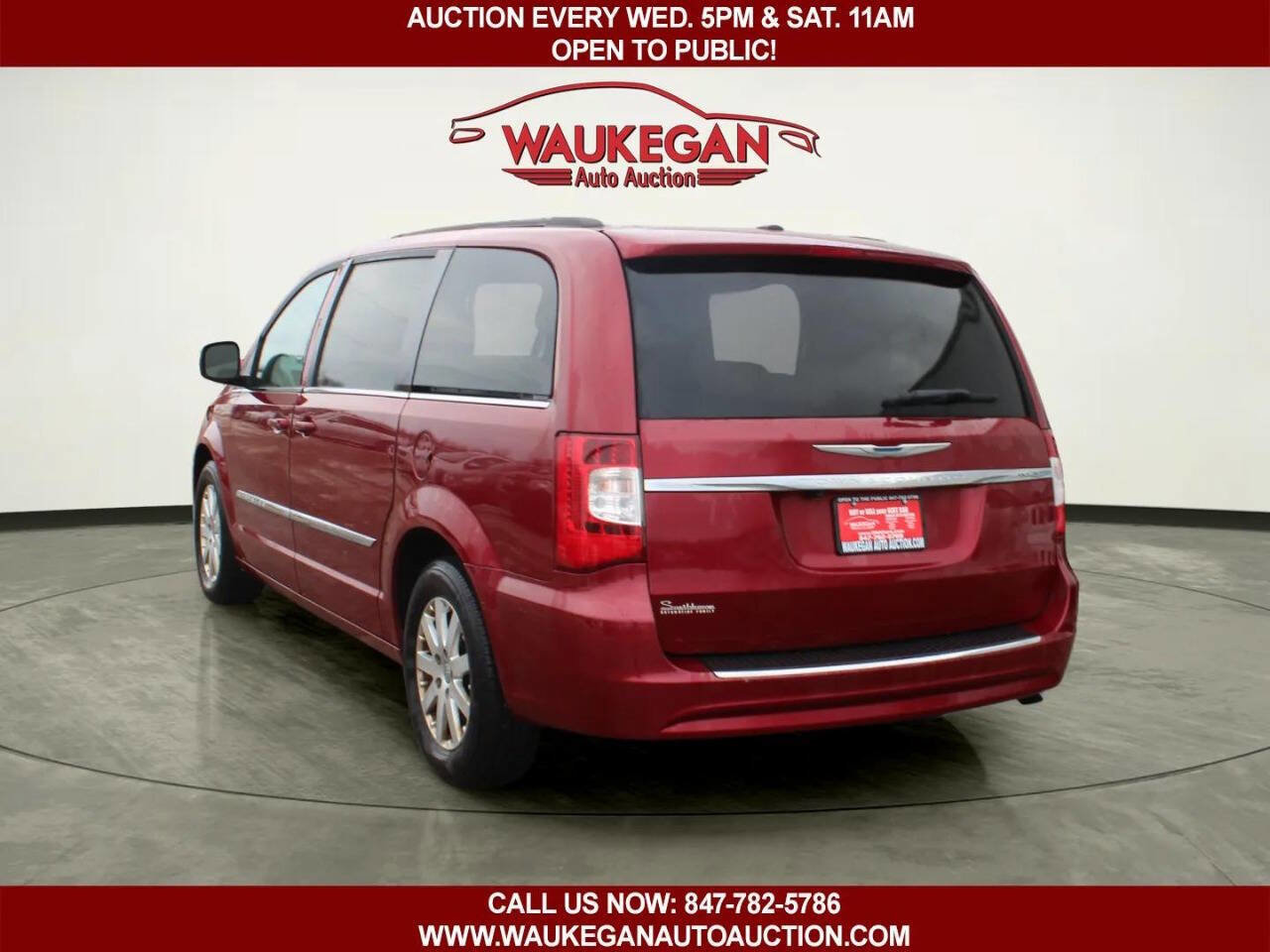 Used 2014 Chrysler Town & Country Touring image 6