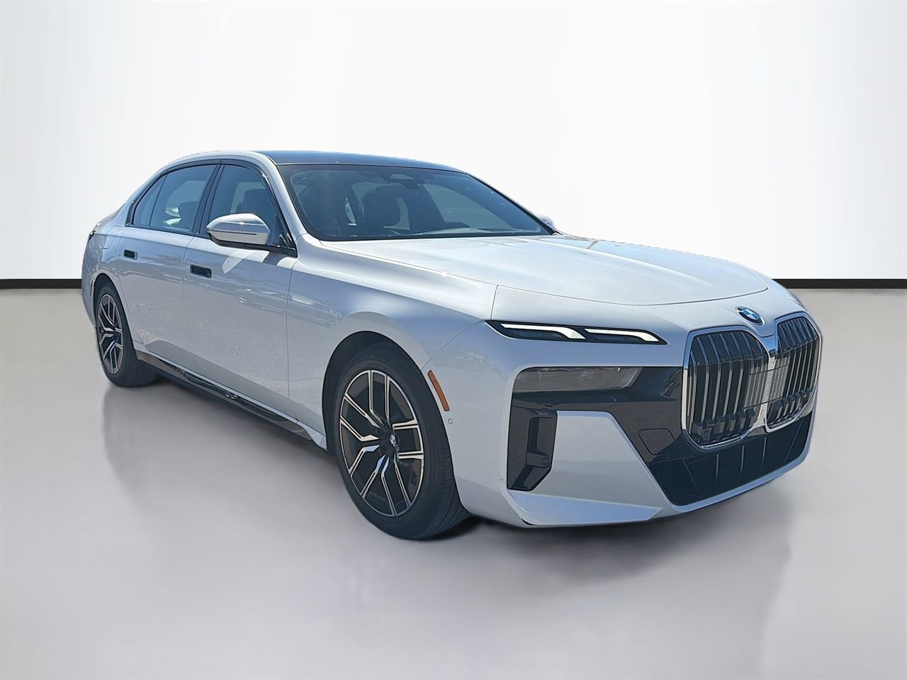 Certified 2025 BMW 740i image 2