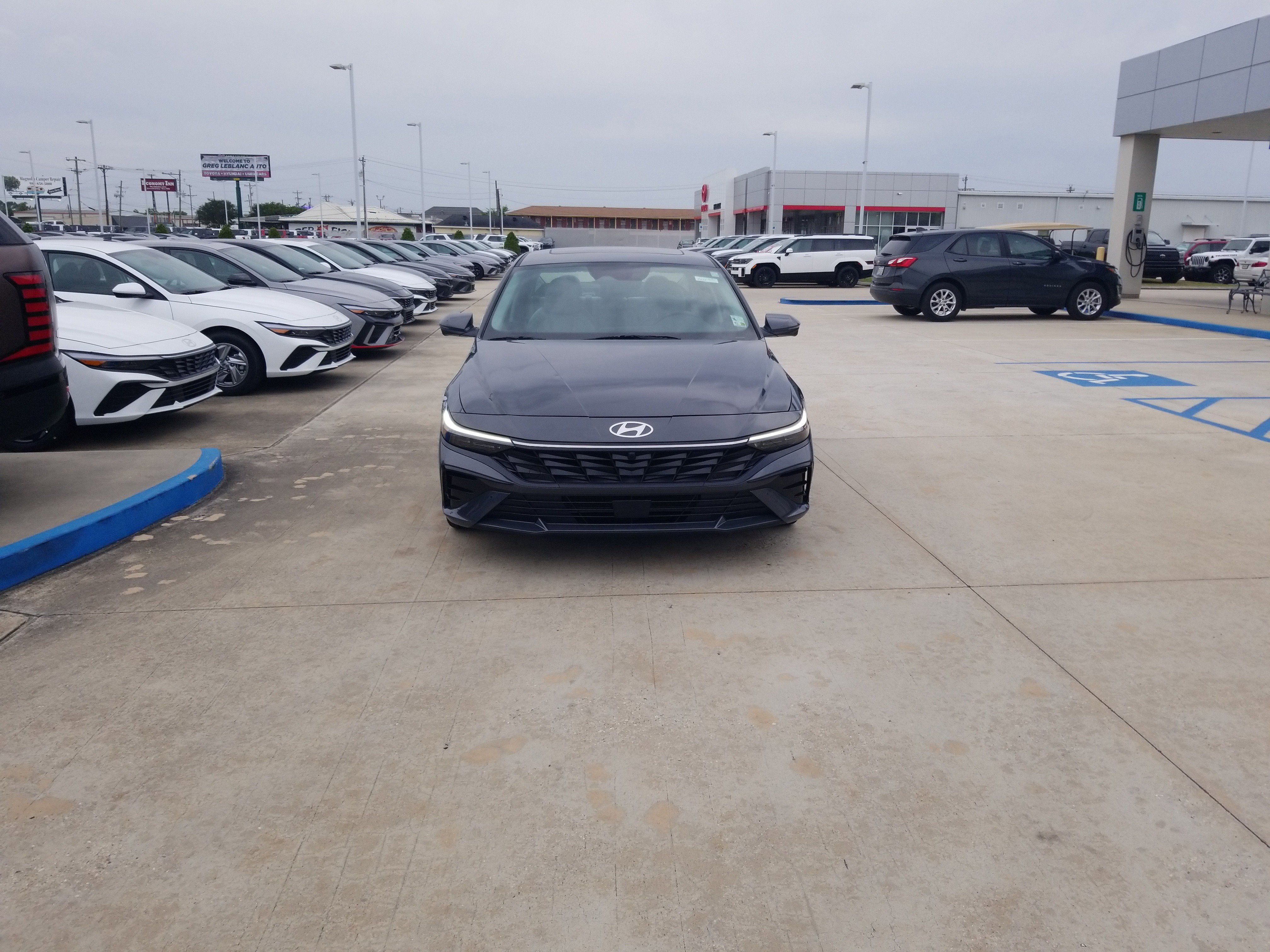 Used 2024 Hyundai Elantra Limited FWD image 2