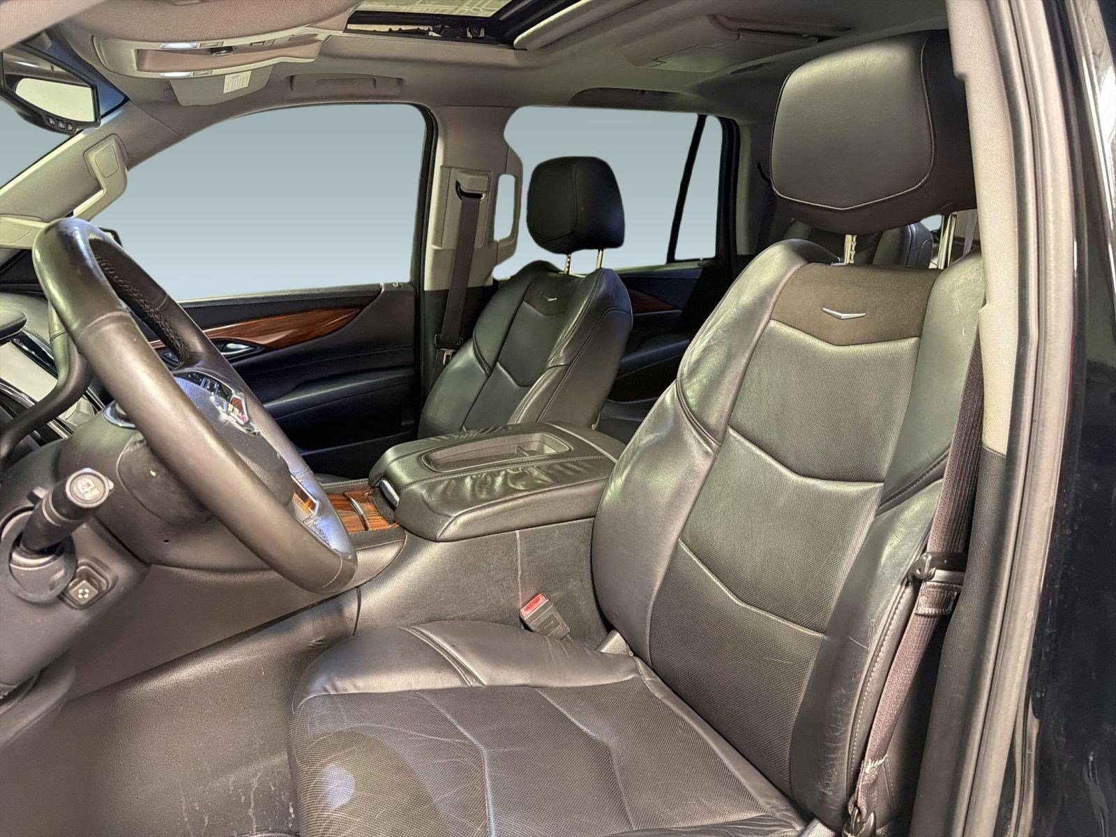 Used 2015 Cadillac Escalade Luxury image 4