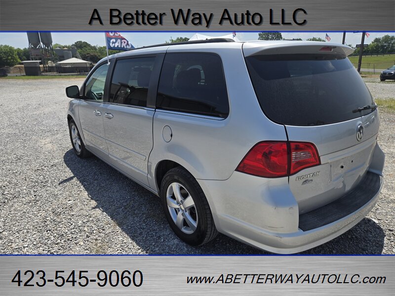 Used 2011 Volkswagen Routan SE FWD image 2