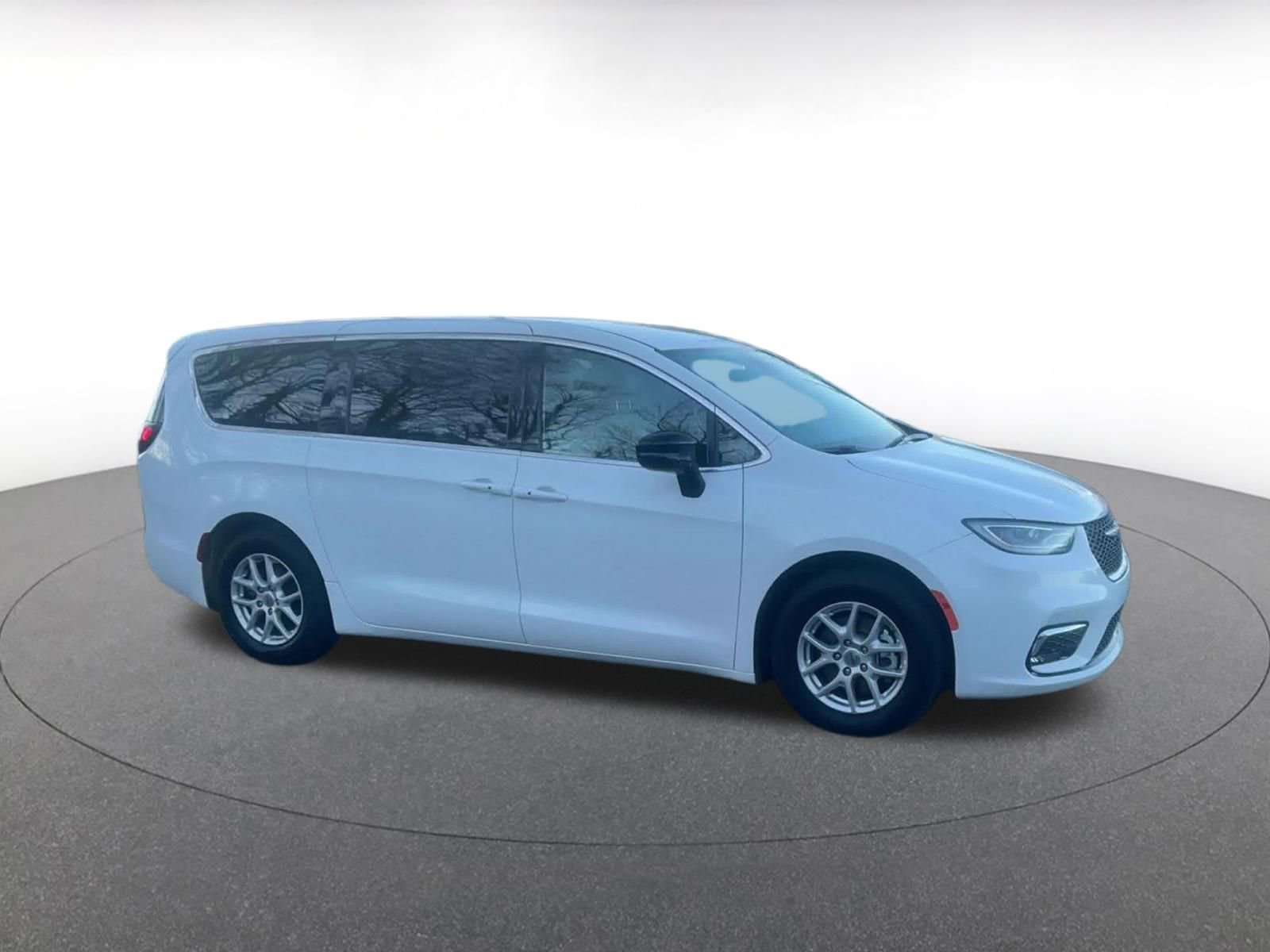 Used 2025 Chrysler Pacifica Select image 2