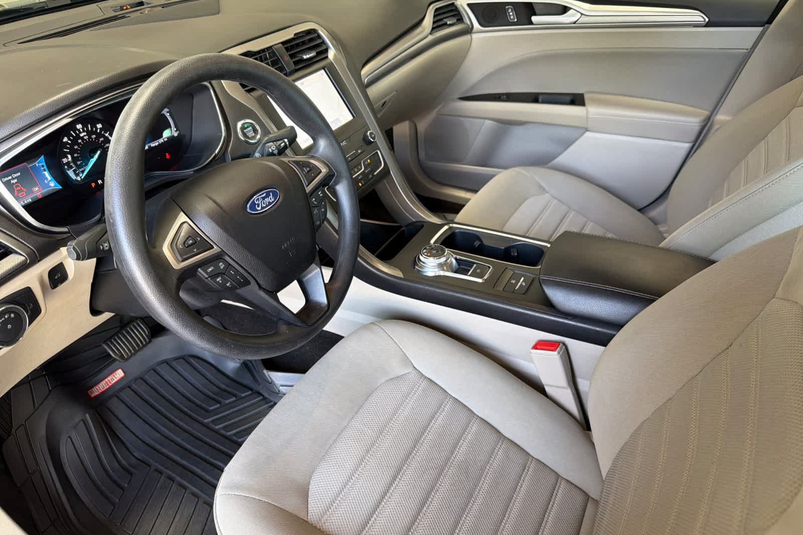 Used 2020 Ford Fusion SE FWD image 11