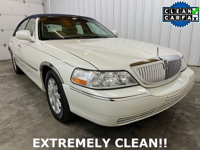 Used 2005 Lincoln Town Car Signature Limited image 1
