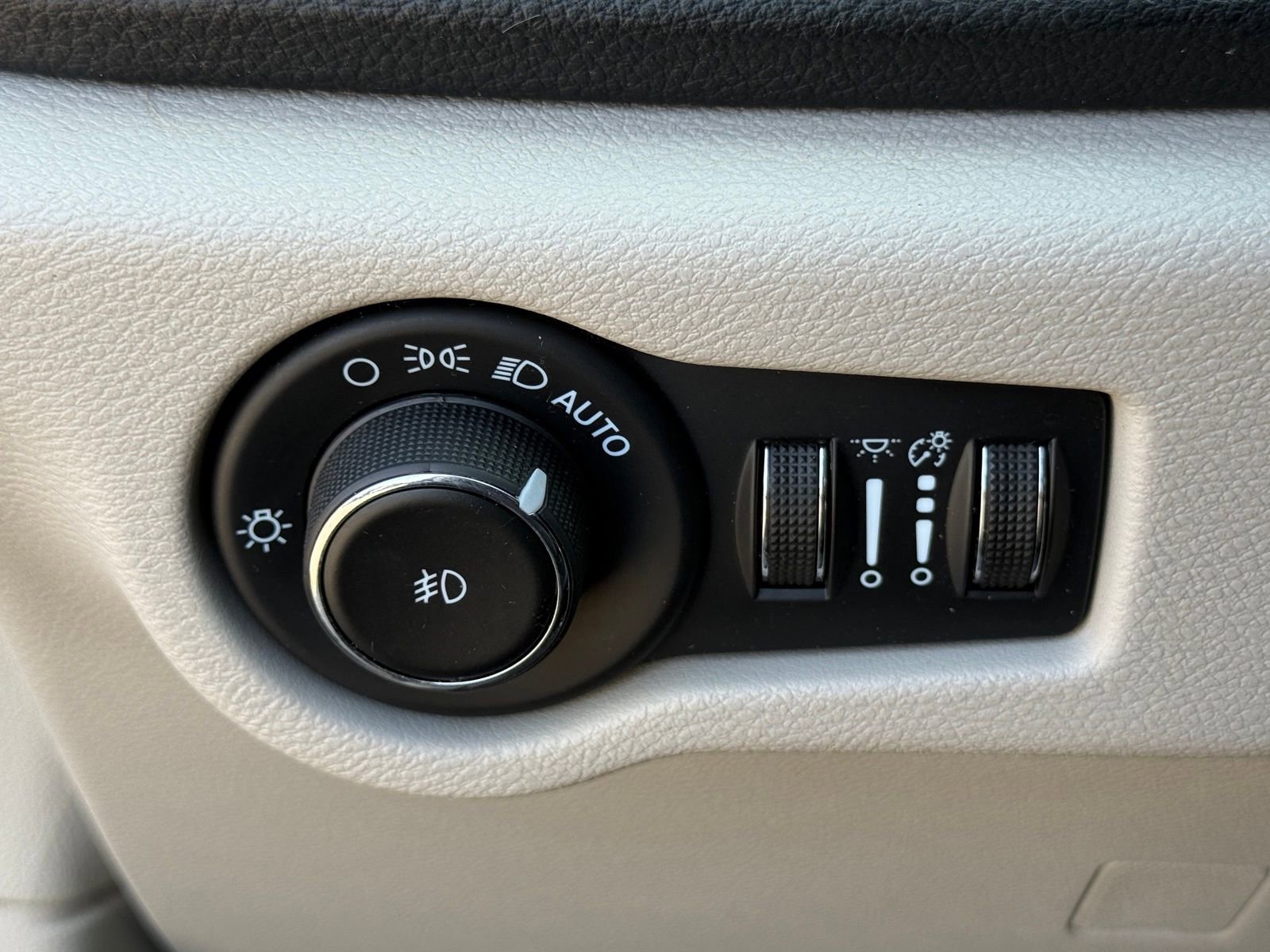 Used 2023 Chrysler Pacifica Touring-L image 28