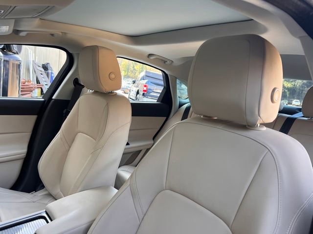 Used 2017 Jaguar XF Premium image 14