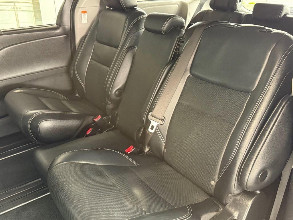 Certified 2019 Toyota Sienna SE image 32