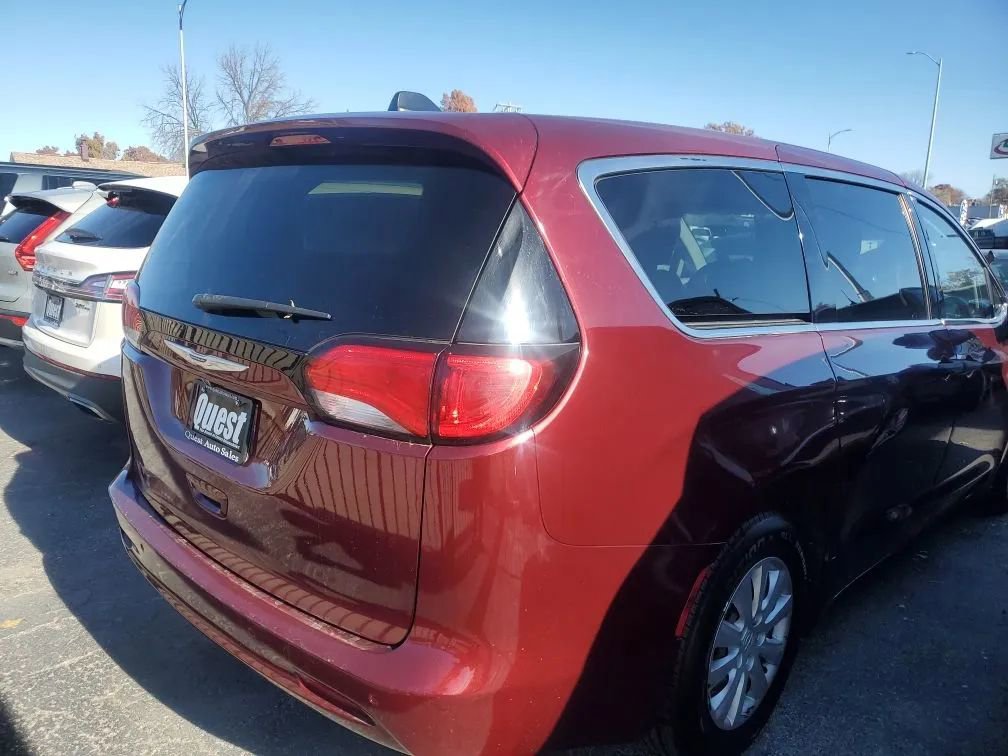 Used 2020 Chrysler Voyager L image 5