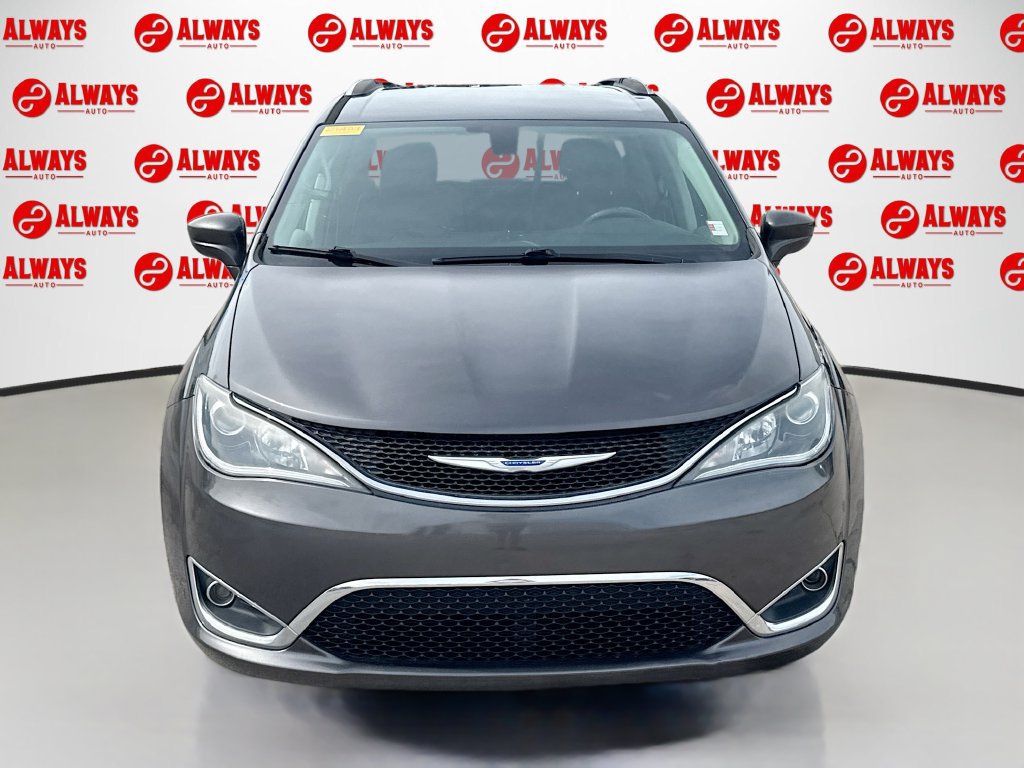 Used 2019 Chrysler Pacifica Touring-L FWD image 2