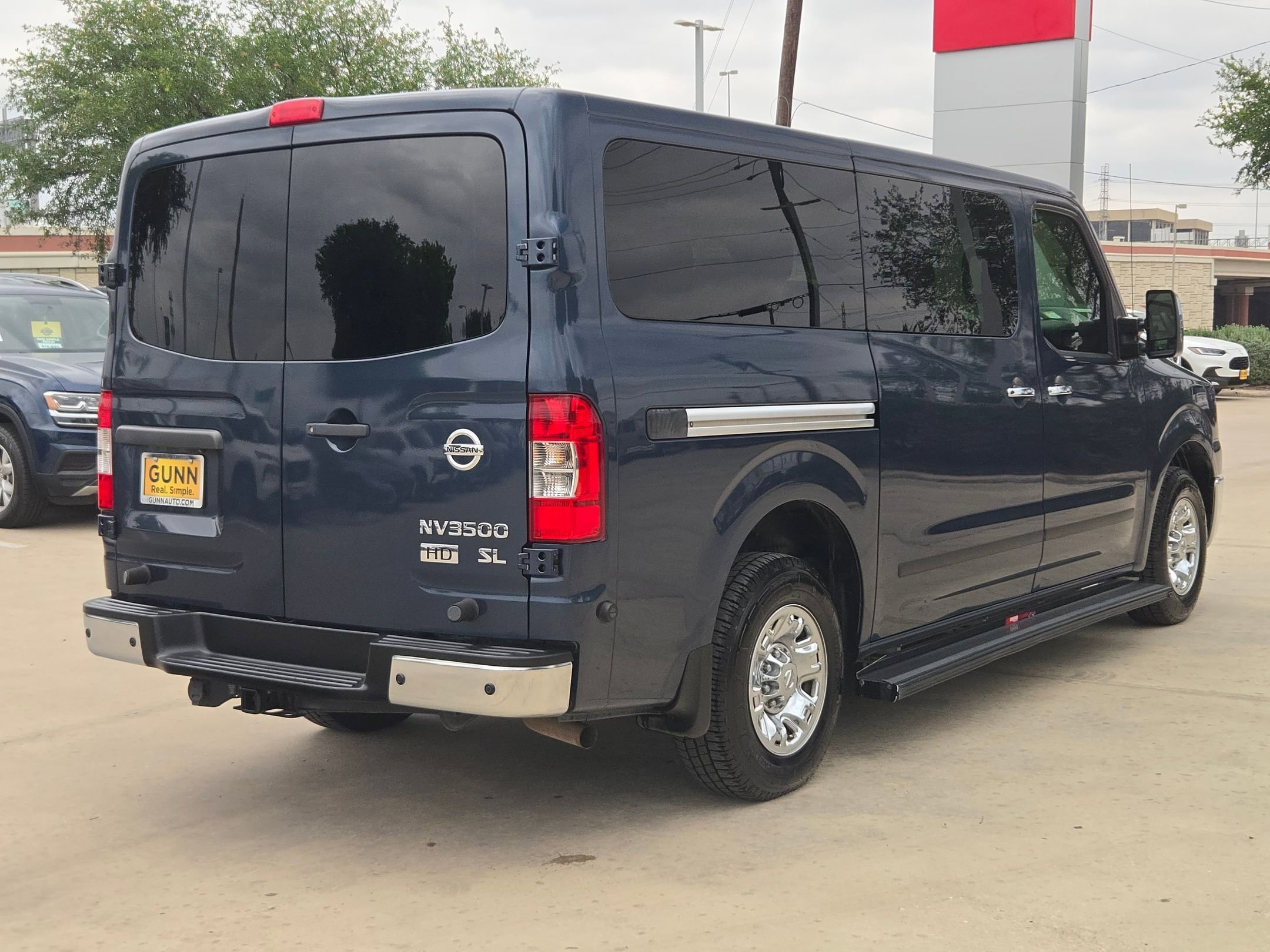 Used 2016 Nissan NV 3500 SL image 4
