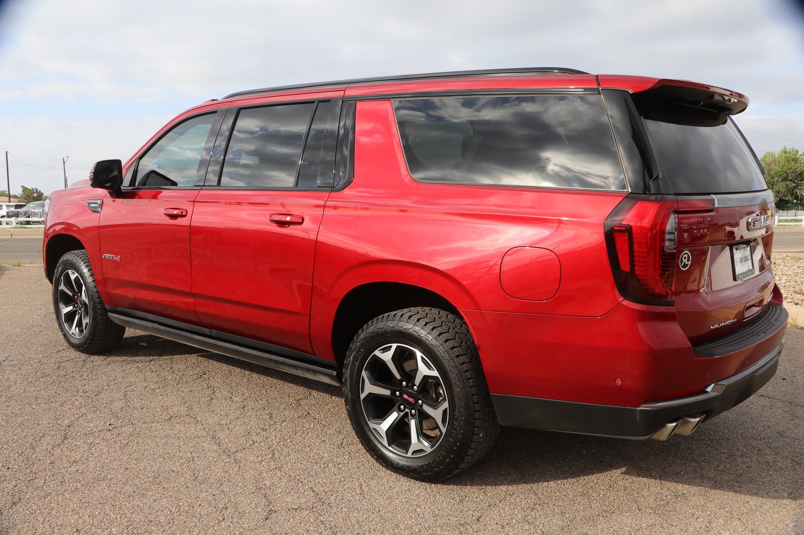 Used 2025 GMC Yukon XL AT4 w/ AT4 Premium Plus Package AWD/4WD image 5