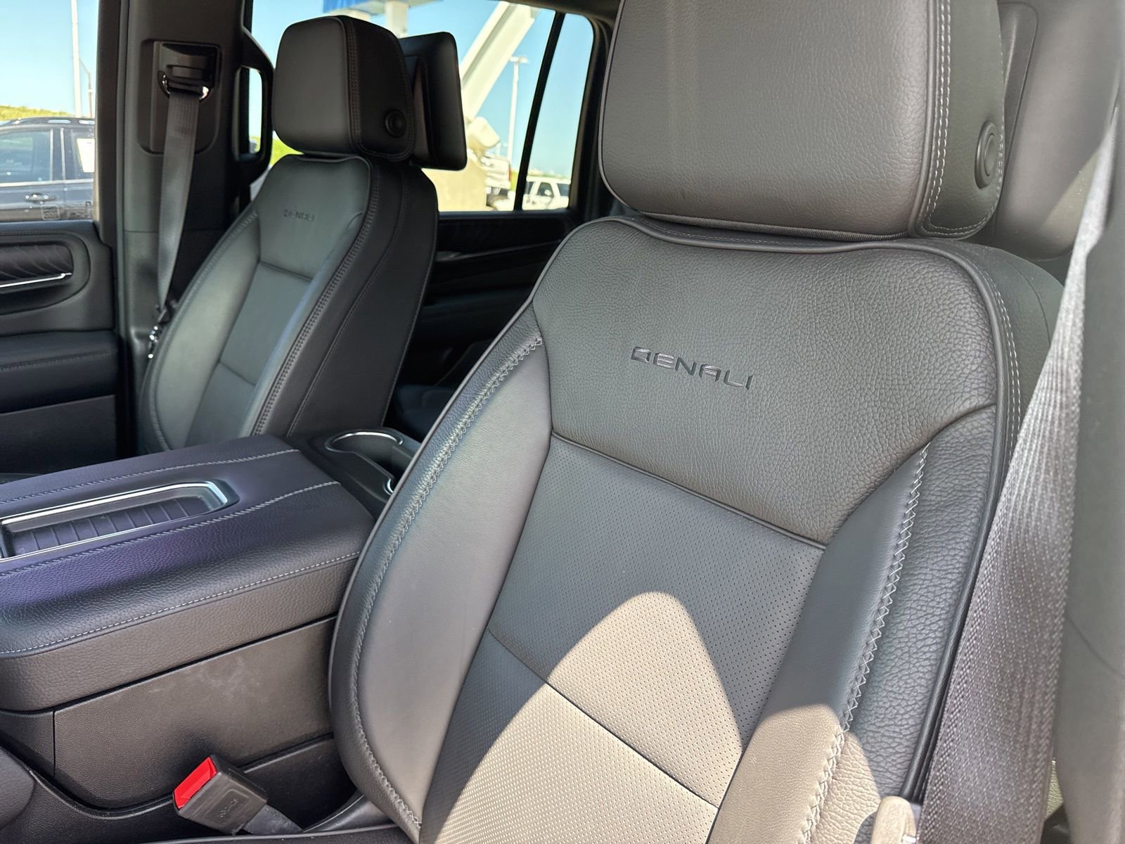Used 2024 GMC Yukon XL Denali w/ Denali Reserve Package AWD/4WD image 19