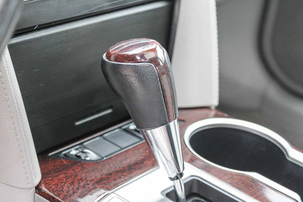 Used 2012 Toyota Camry XLE w/ Leather Pkg image 22