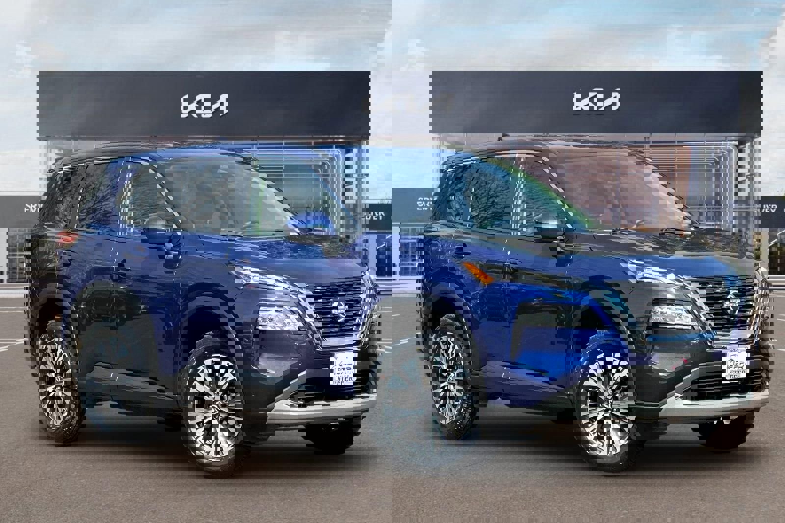 Used 2023 Nissan Rogue SV image 2