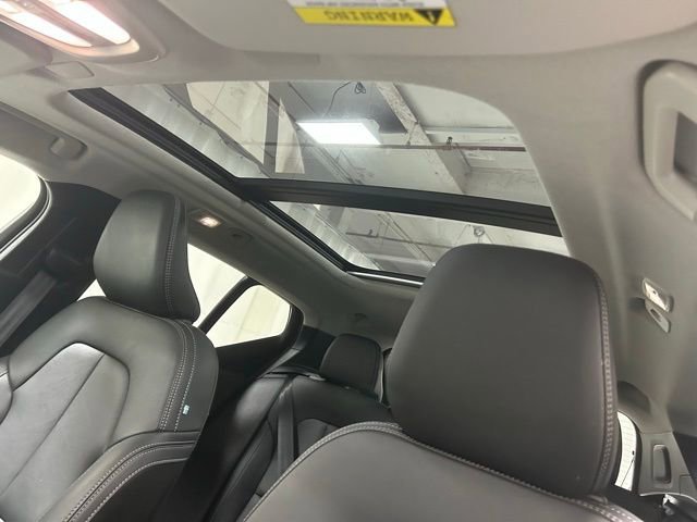 Used 2025 Volvo XC40 B5 Plus image 23