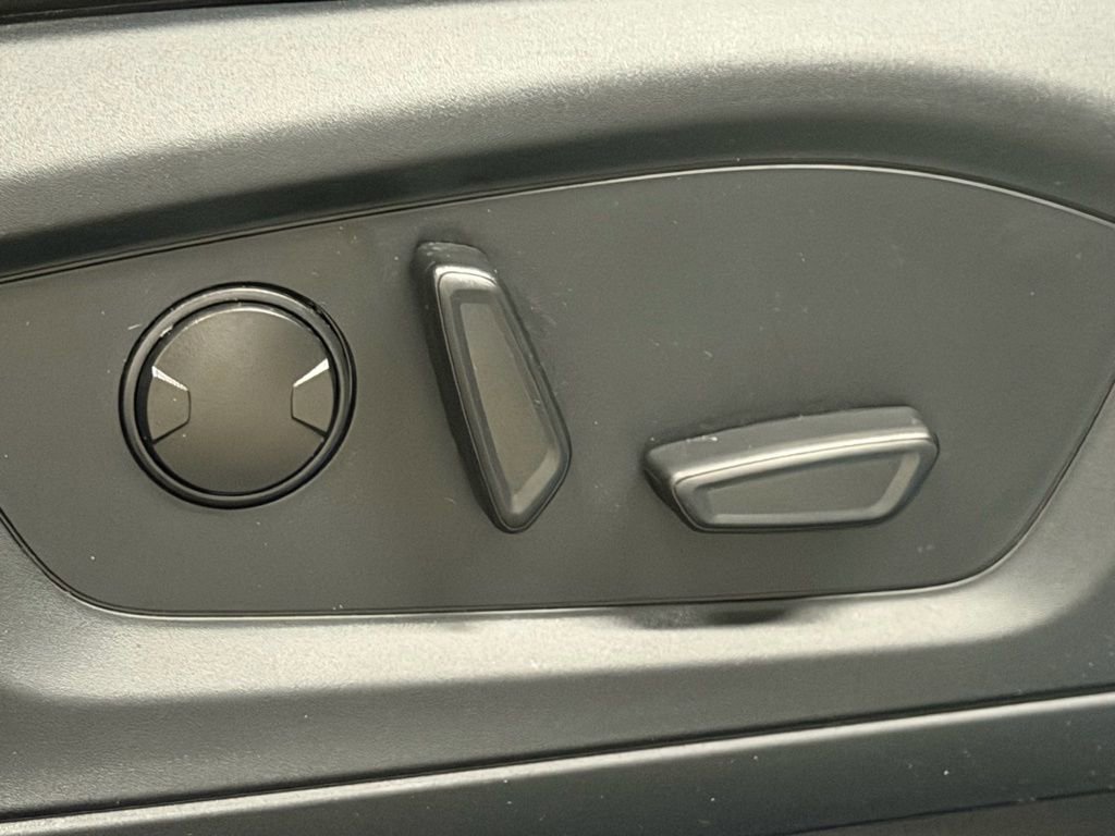 Used 2023 Ford Explorer Platinum w/ Technology Package image 60