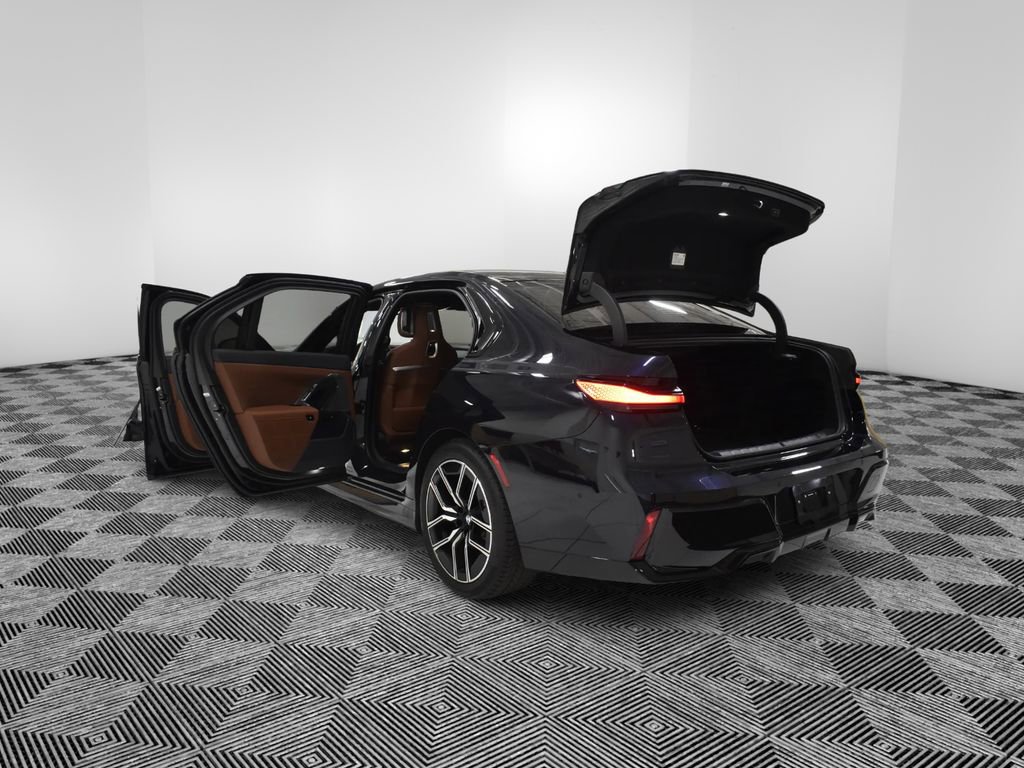 Used 2025 BMW i7 xDrive60 AWD/4WD image 9