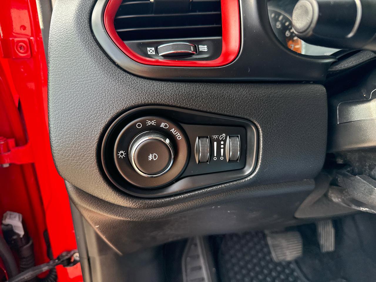 Used 2018 Jeep Renegade Trailhawk AWD/4WD image 22