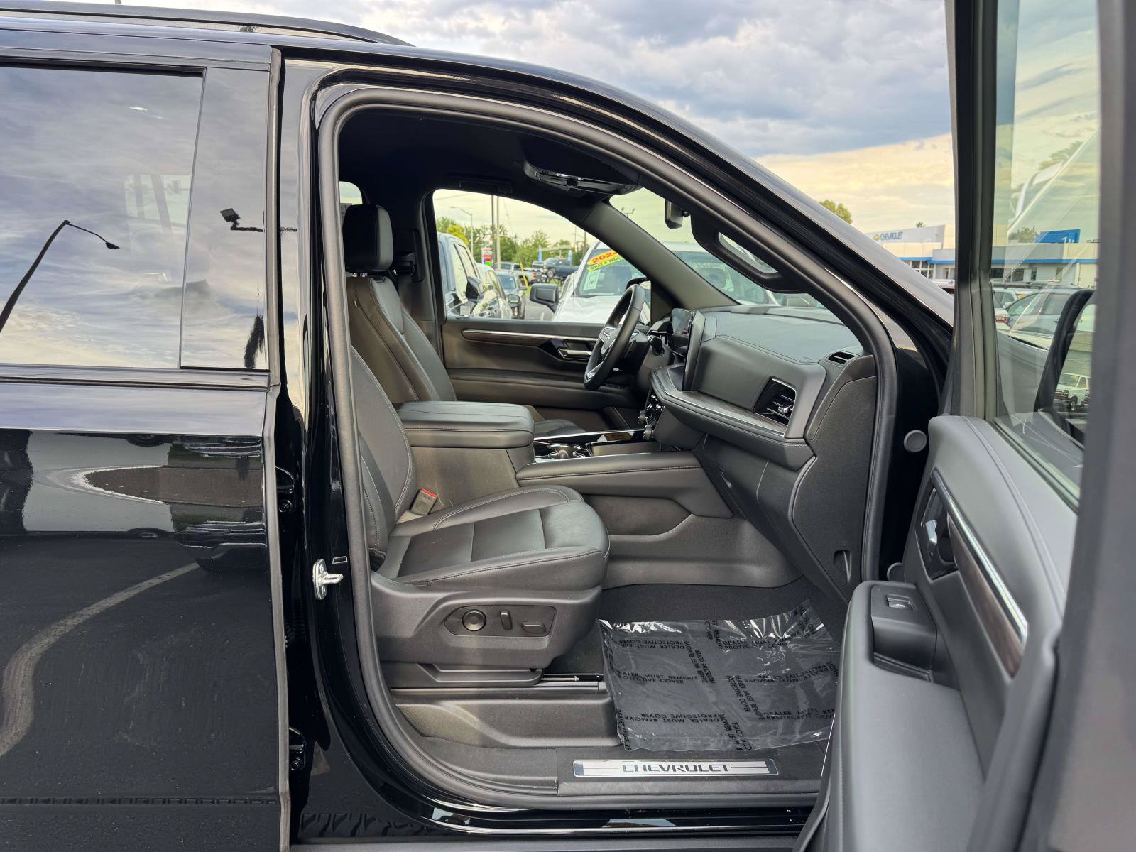 Used 2025 Chevrolet Suburban Z71 AWD/4WD image 15