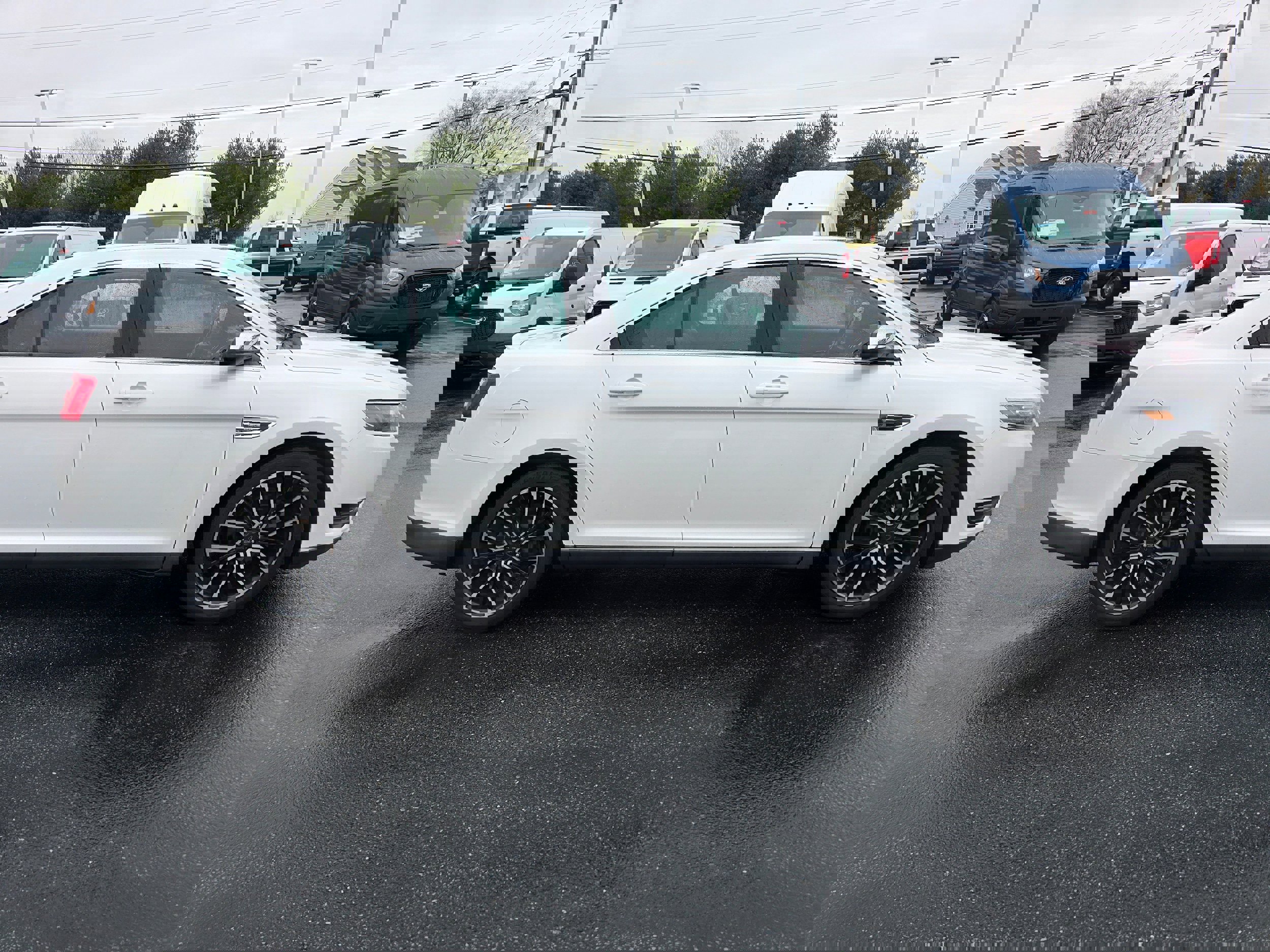 Used 2017 Ford Taurus Limited image 4