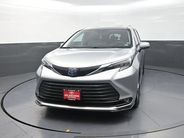 Used 2025 Toyota Sienna XLE FWD image 2