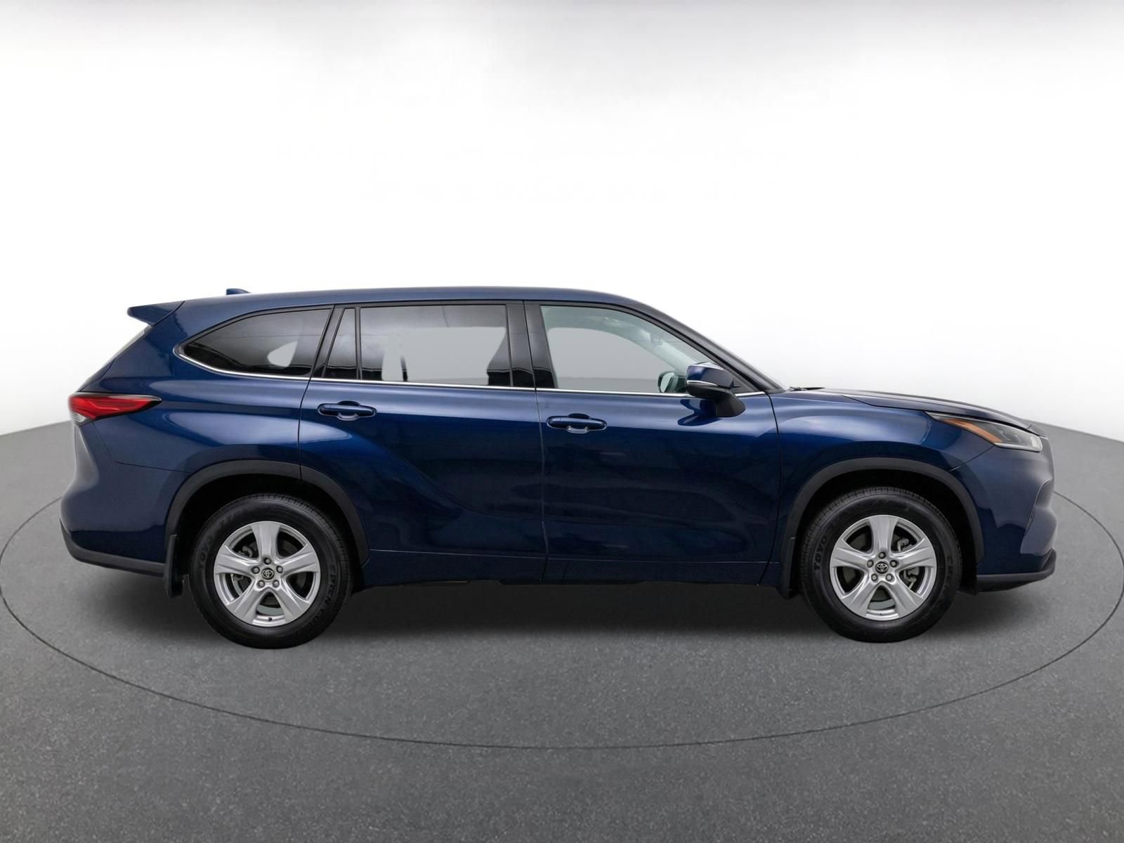 Used 2025 Toyota Highlander LE FWD image 10
