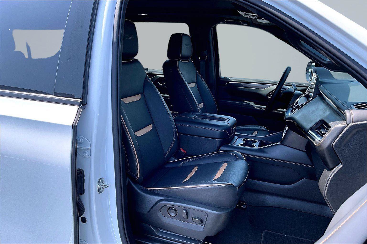 Used 2023 GMC Yukon XL AT4 w/ Technology Package AWD/4WD image 8