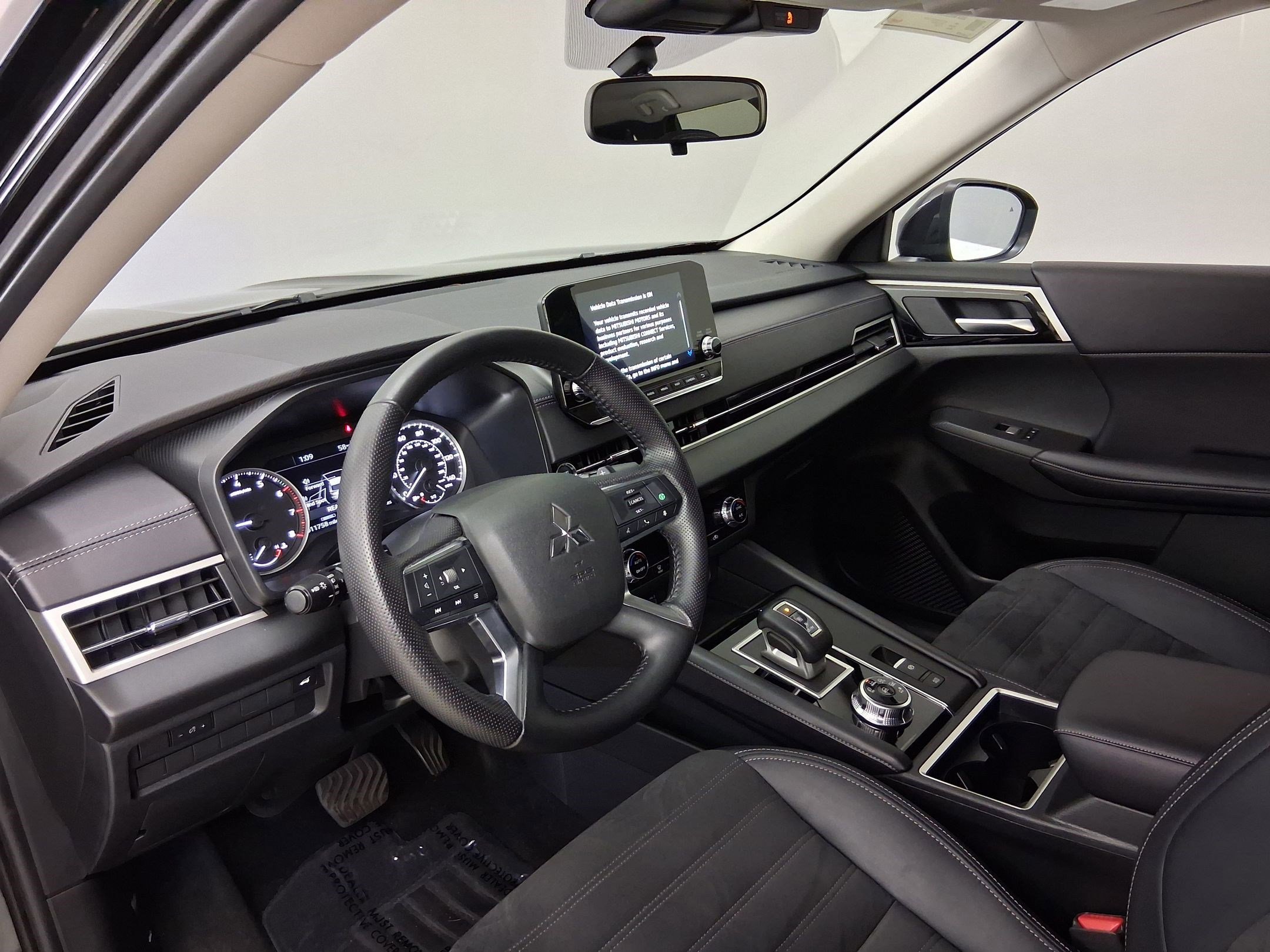 Used 2024 Mitsubishi Outlander SE image 2