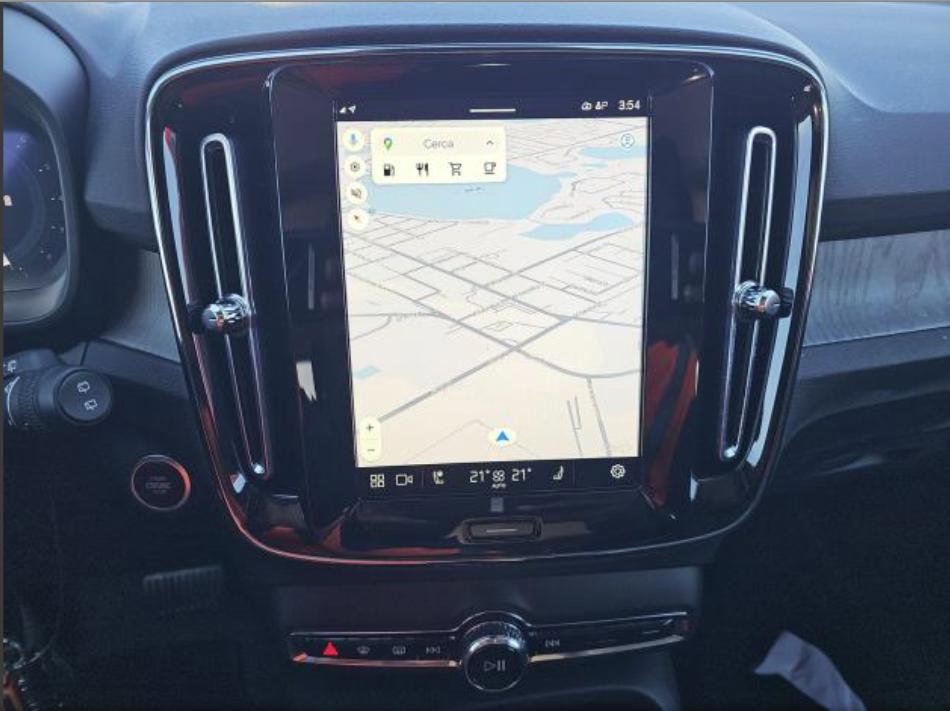 Used 2025 Volvo XC40 B5 Plus image 25