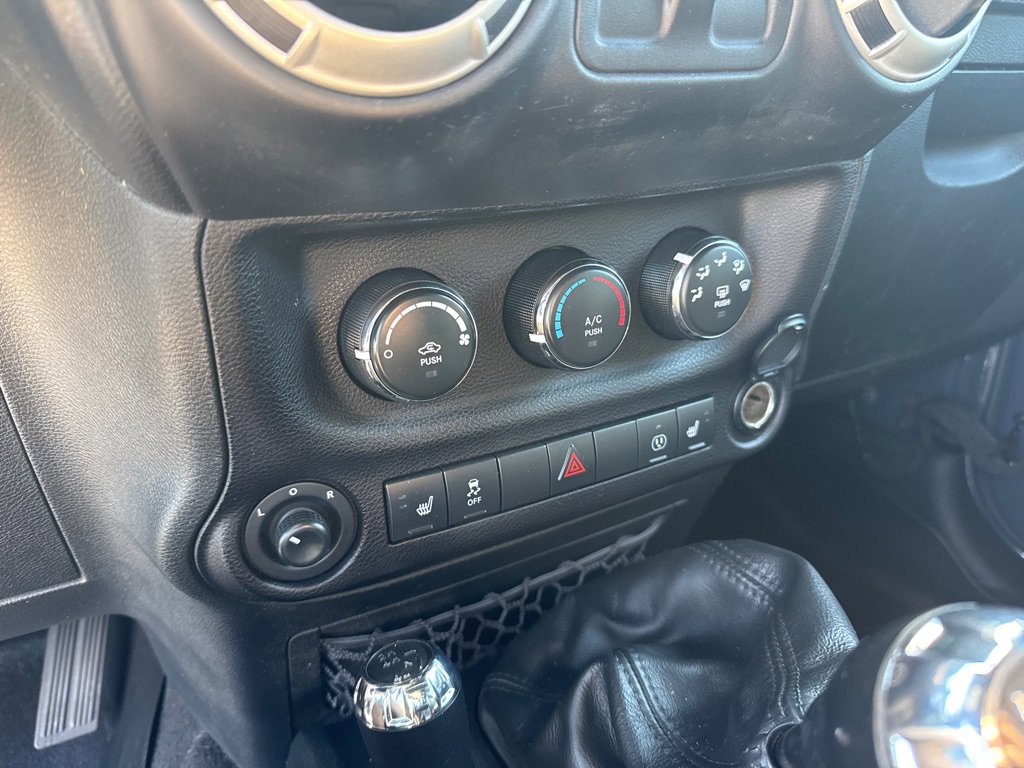 Used 2017 Jeep Wrangler Sahara AWD/4WD image 14