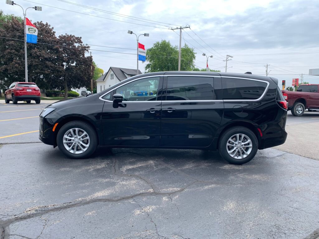 New 2027 Chrysler Pacifica Select AWD/4WD image 4