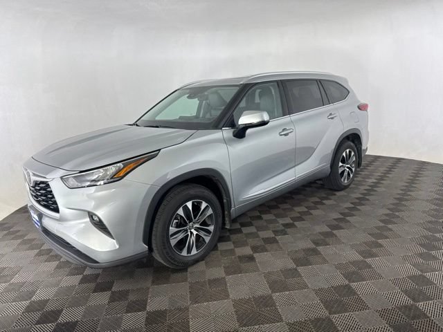 Used 2020 Toyota Highlander XLE w/ Protection Package #3 AWD/4WD image 4