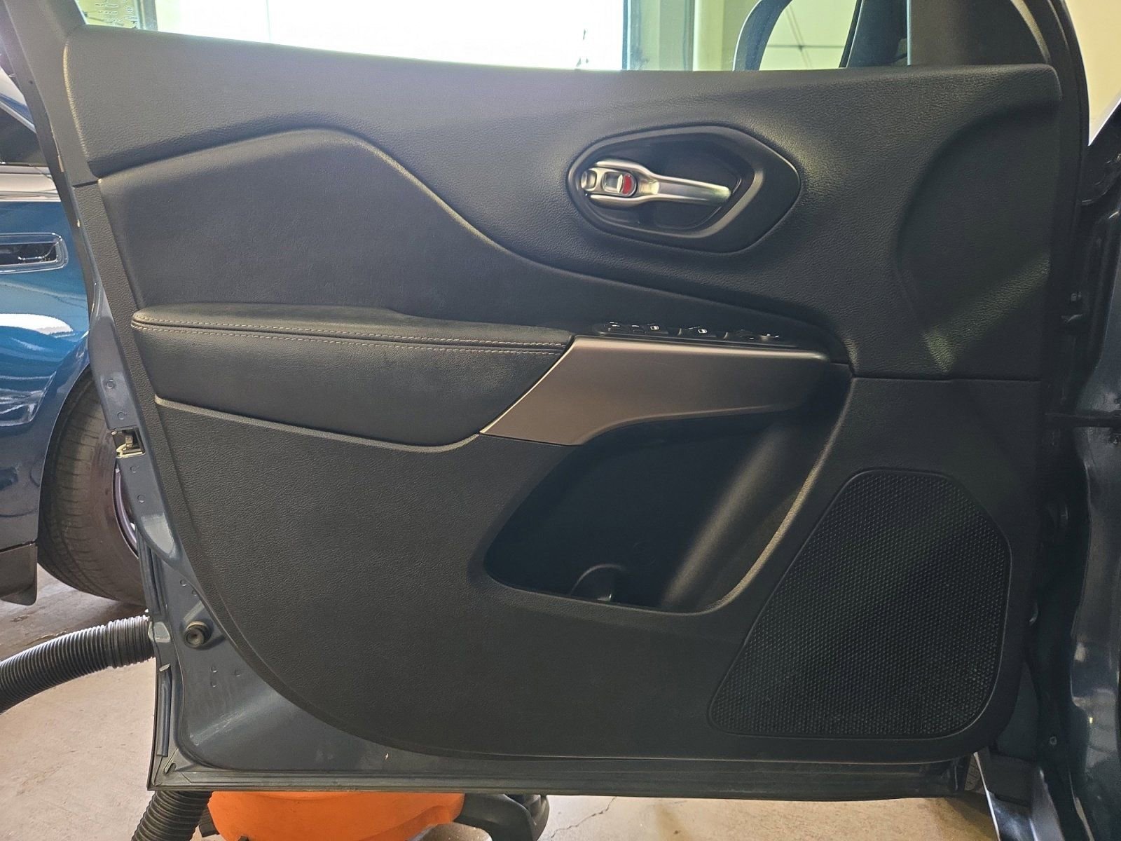 Used 2020 Jeep Cherokee Latitude FWD image 19