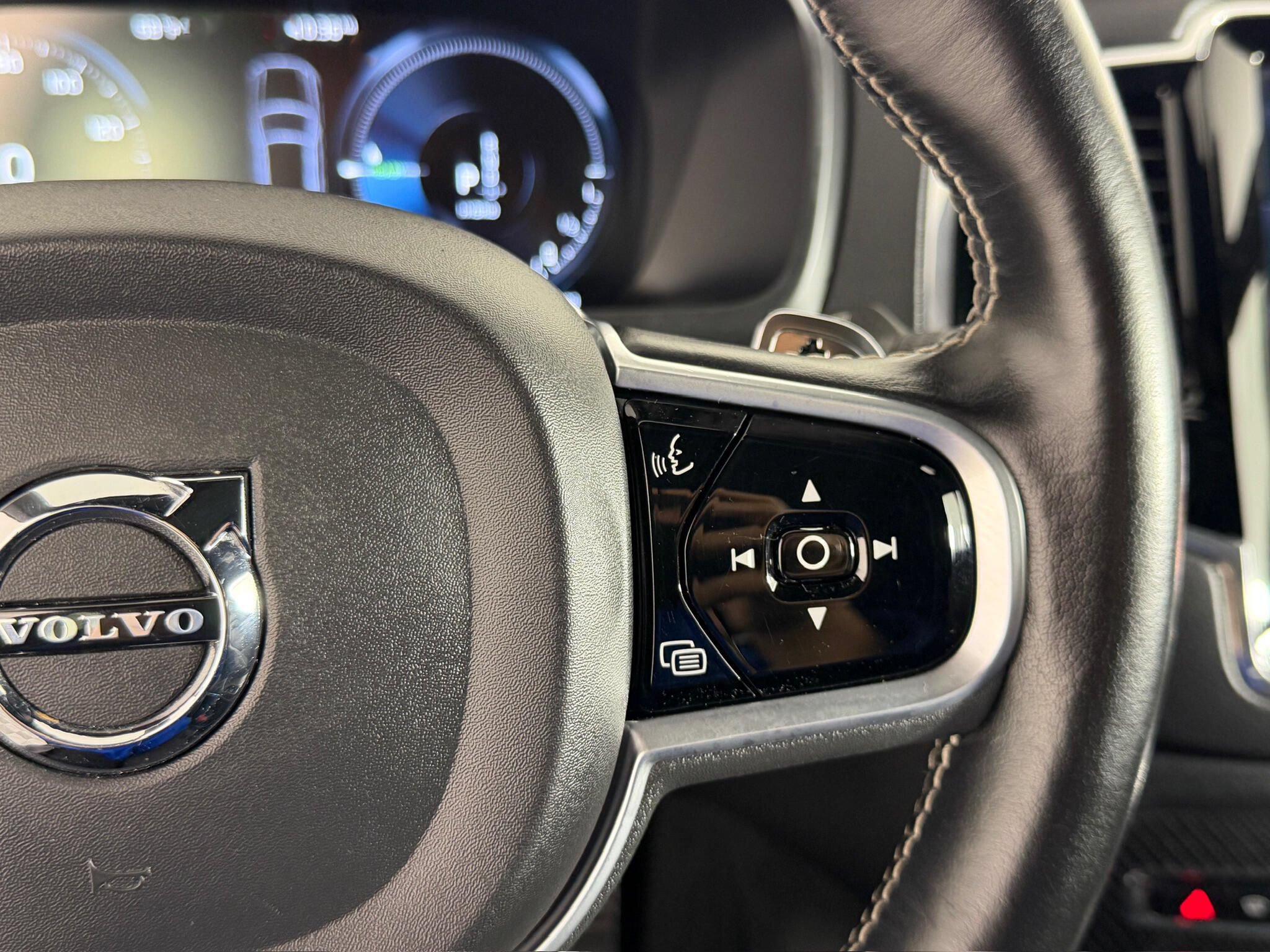 Used 2020 Volvo XC90 T8 R-Design w/ Protection Package AWD/4WD image 25