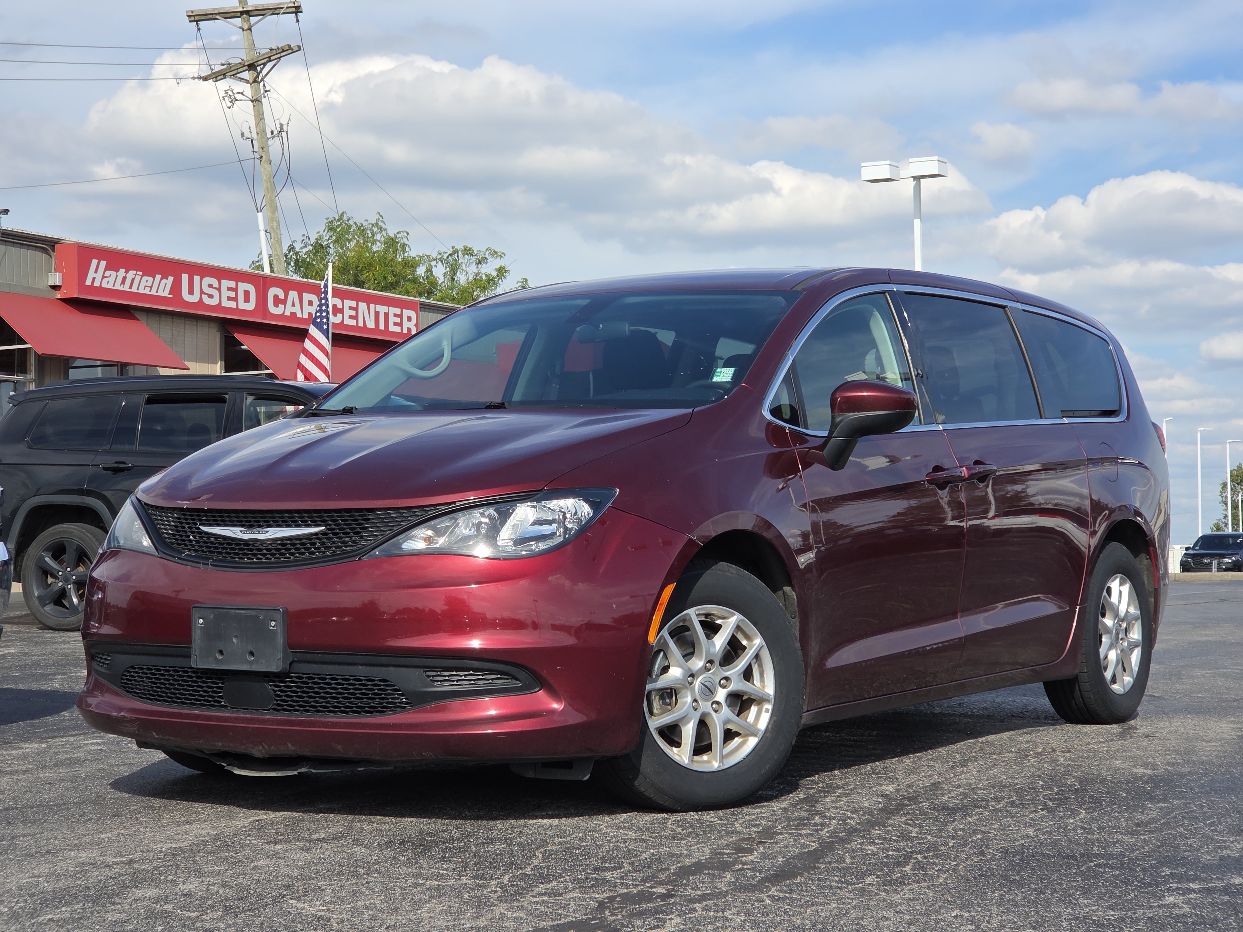 Used 2022 Chrysler Voyager LX FWD image 1
