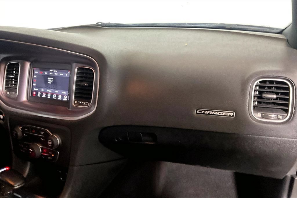 Used 2019 Dodge Charger SXT RWD image 12