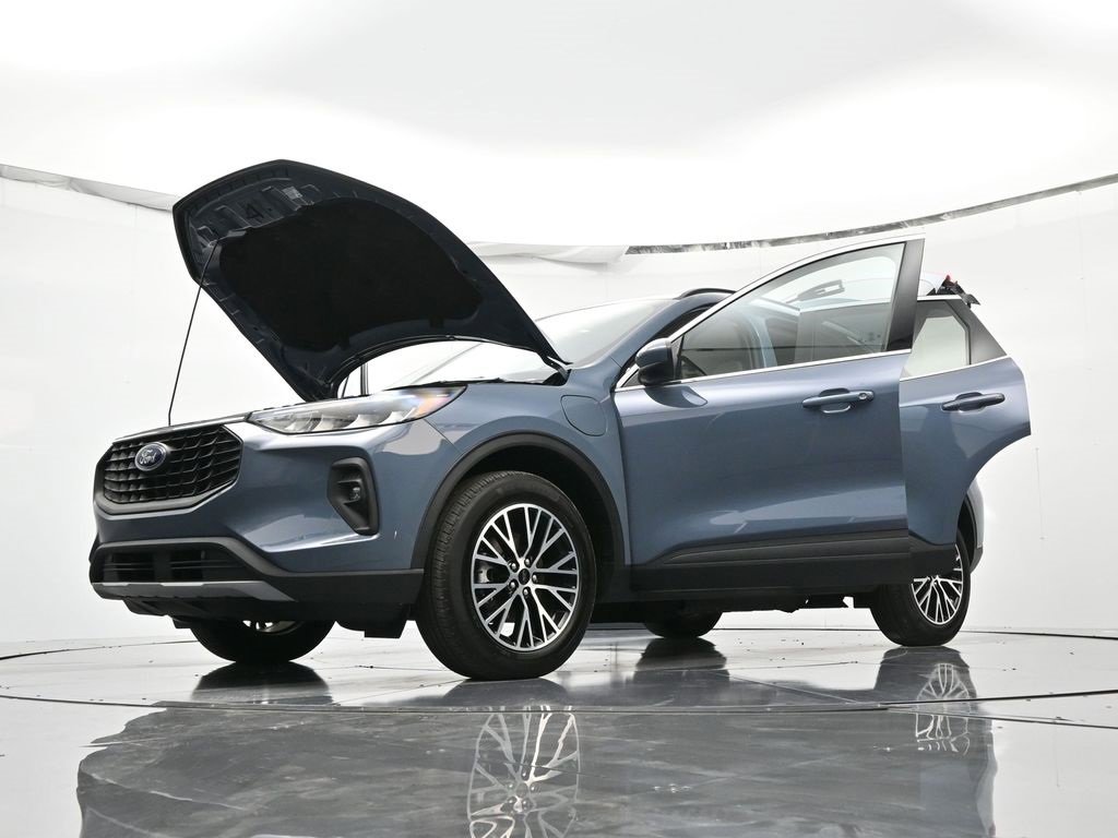 Certified 2025 Ford Escape SE w/ Class II Trailer Tow Package image 48