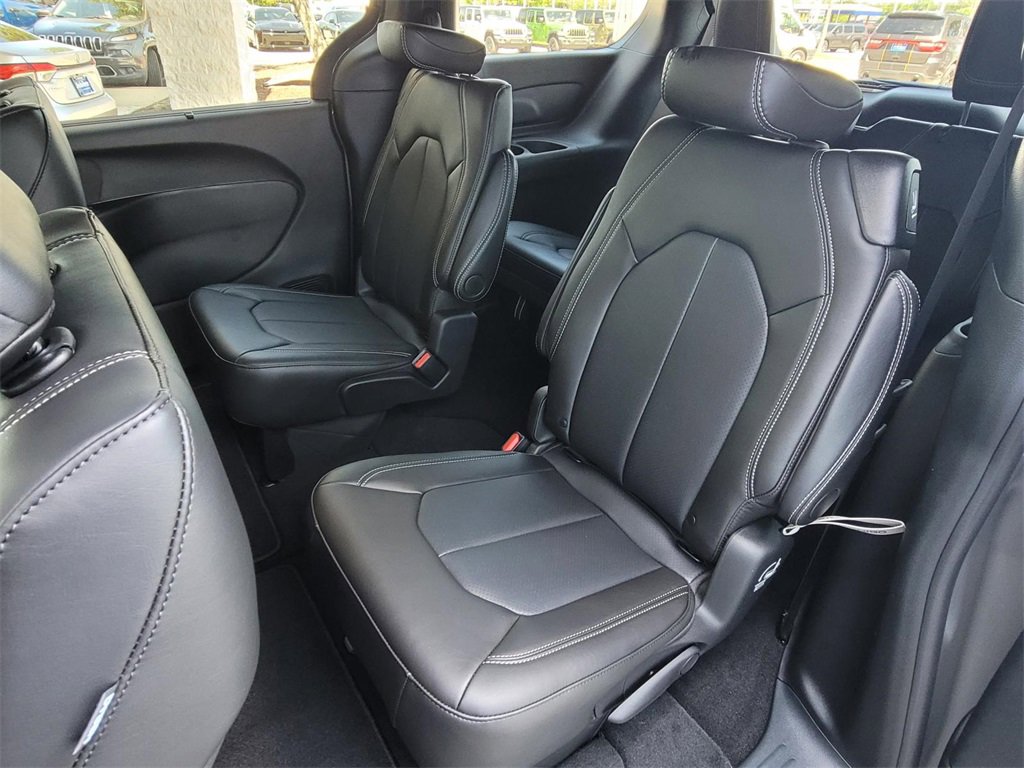 New 2025 Chrysler Pacifica Select image 9
