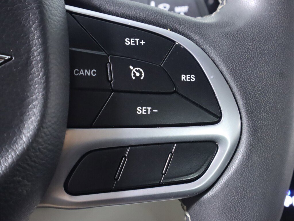 Used 2022 Chrysler Voyager LX image 13