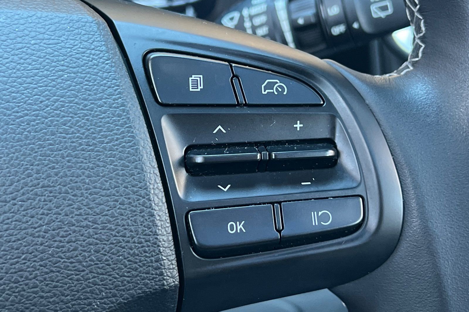 Certified 2025 Hyundai Venue SEL image 32