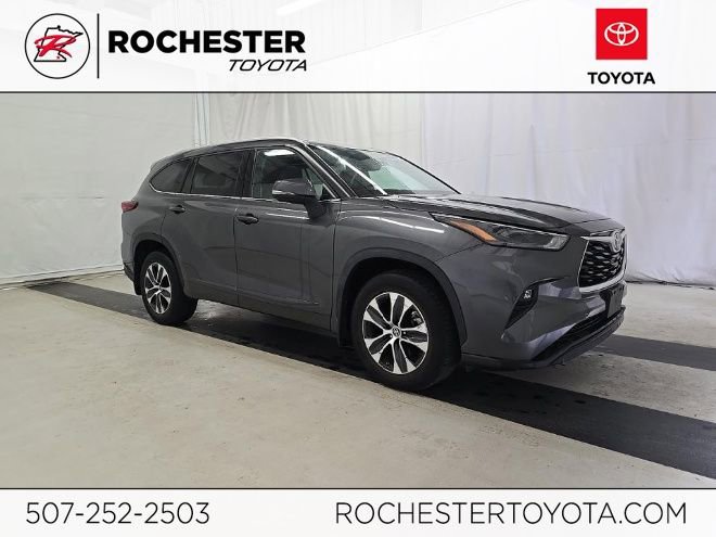 Used 2022 Toyota Highlander XLE AWD/4WD image 1