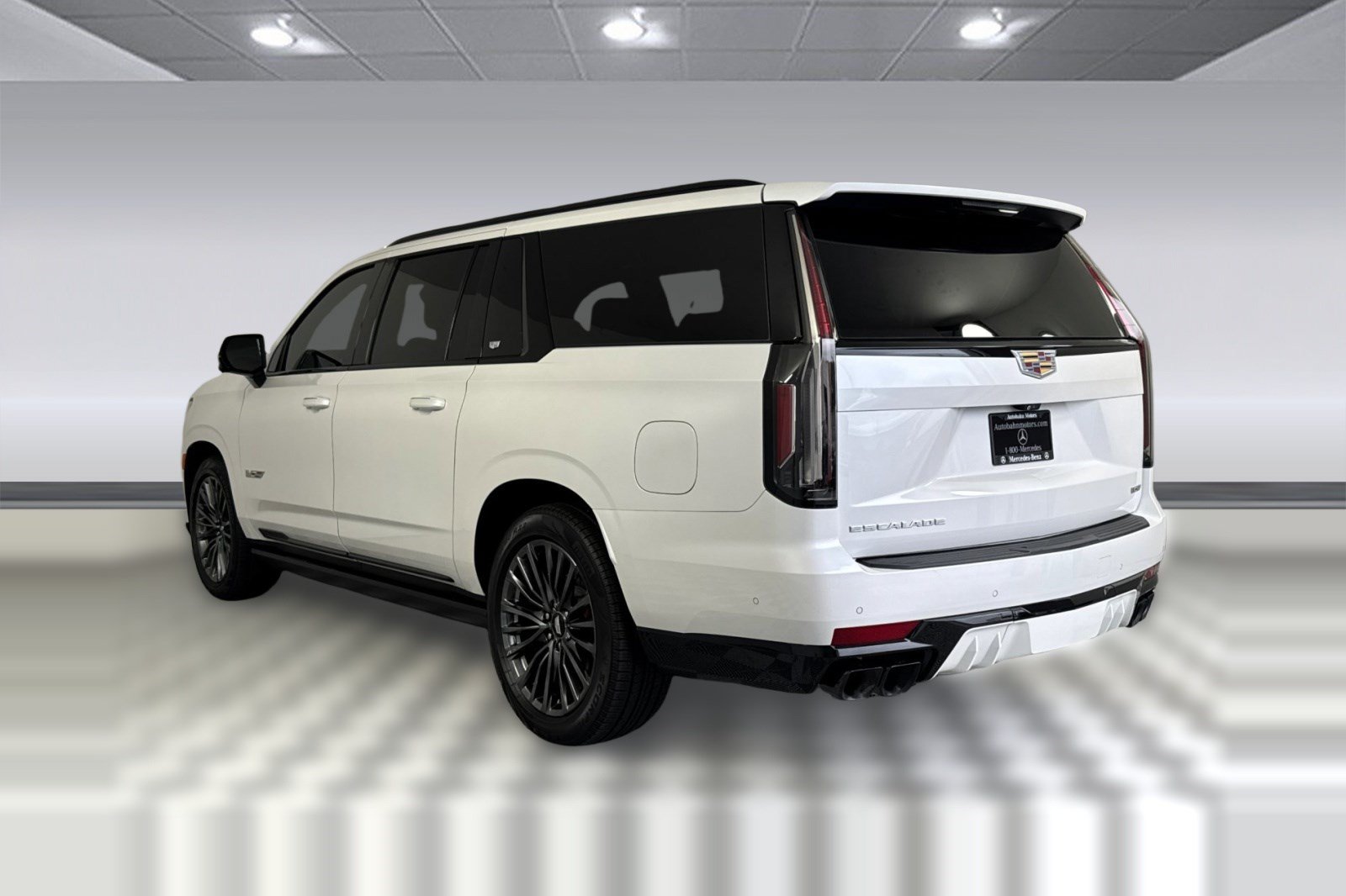 Used 2023 Cadillac Escalade ESV V AWD/4WD image 3