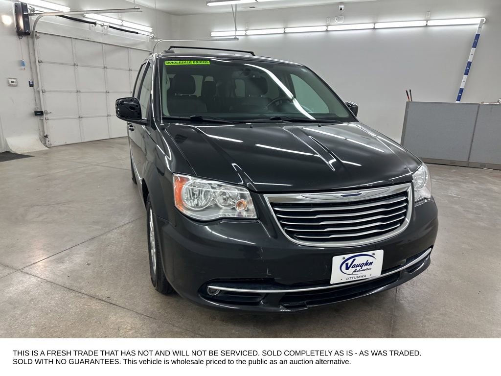 Used 2016 Chrysler Town & Country Touring image 3