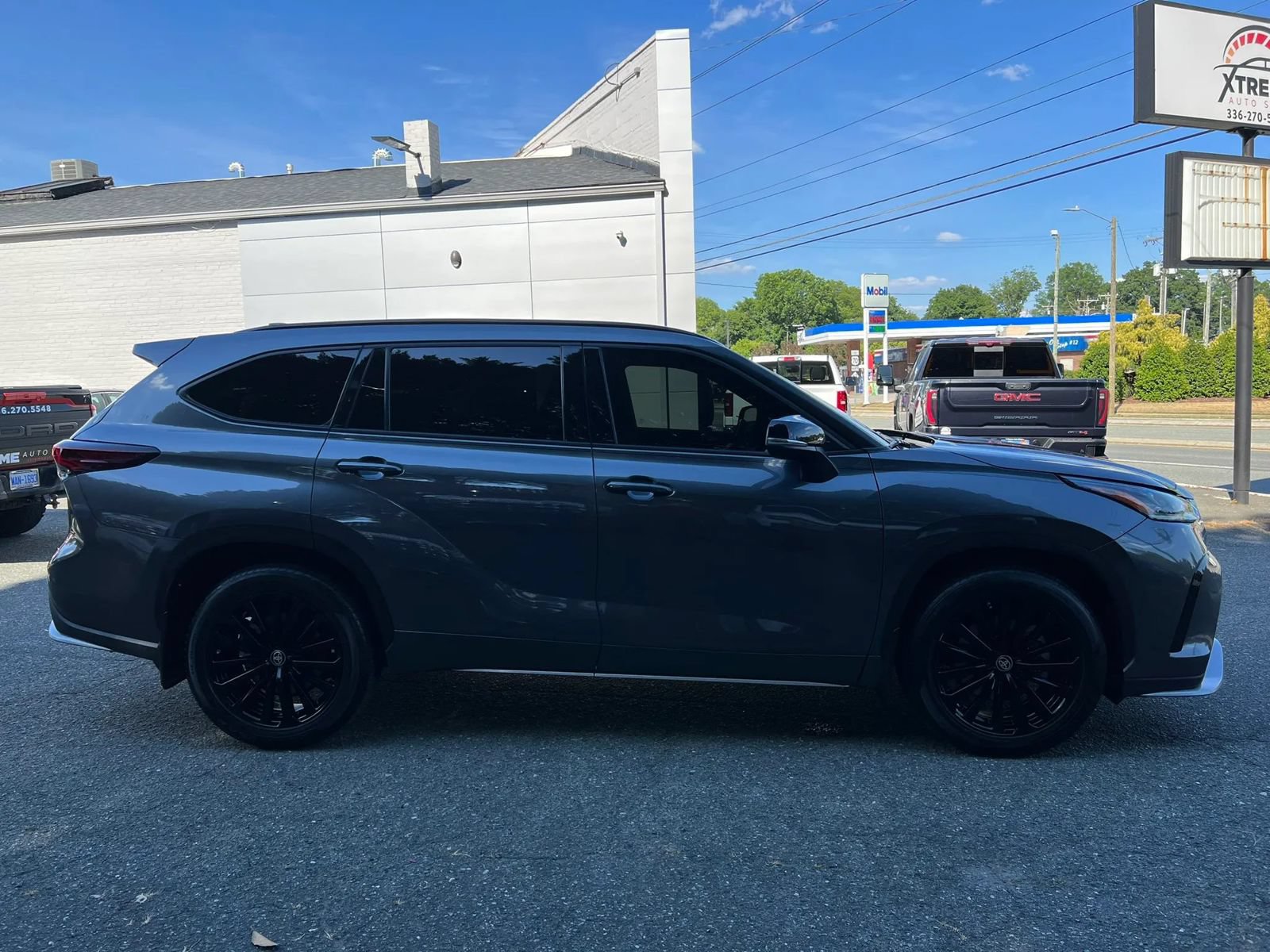 Used 2024 Toyota Highlander XSE FWD image 3