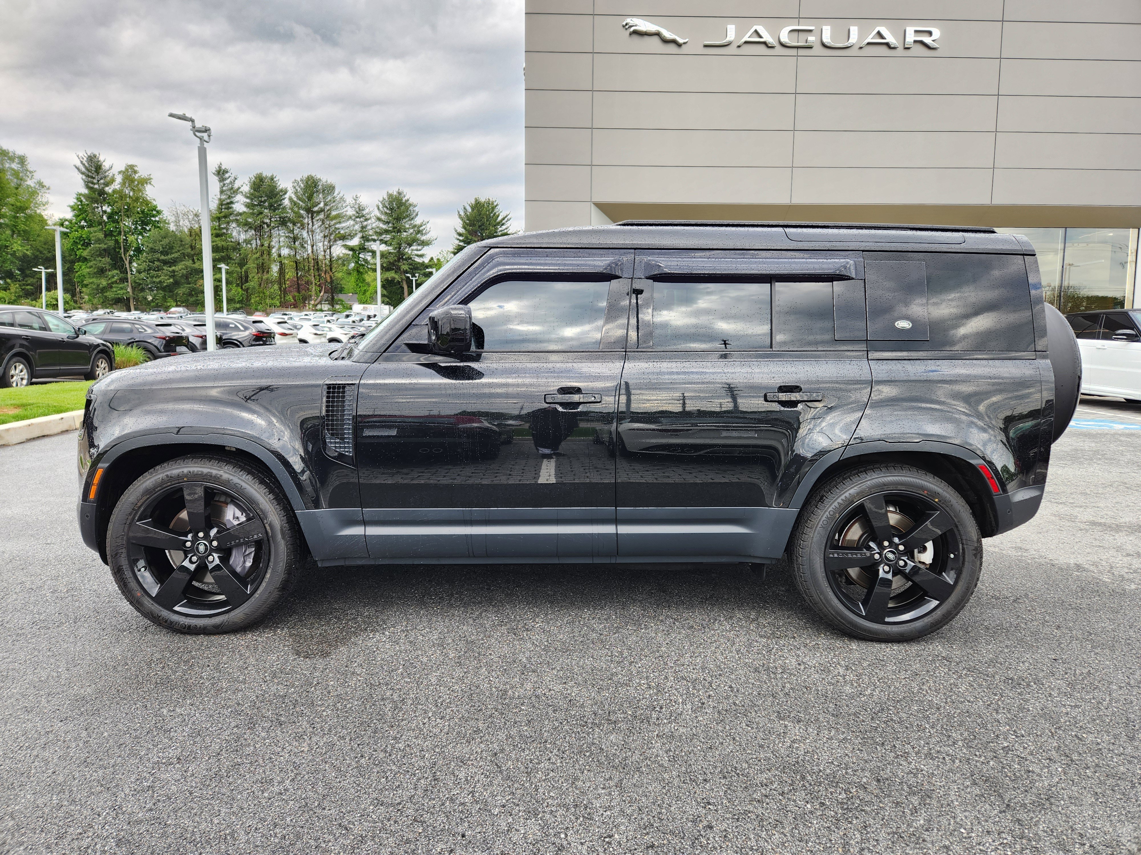 Certified 2023 Land Rover Defender 110 SE AWD/4WD image 5