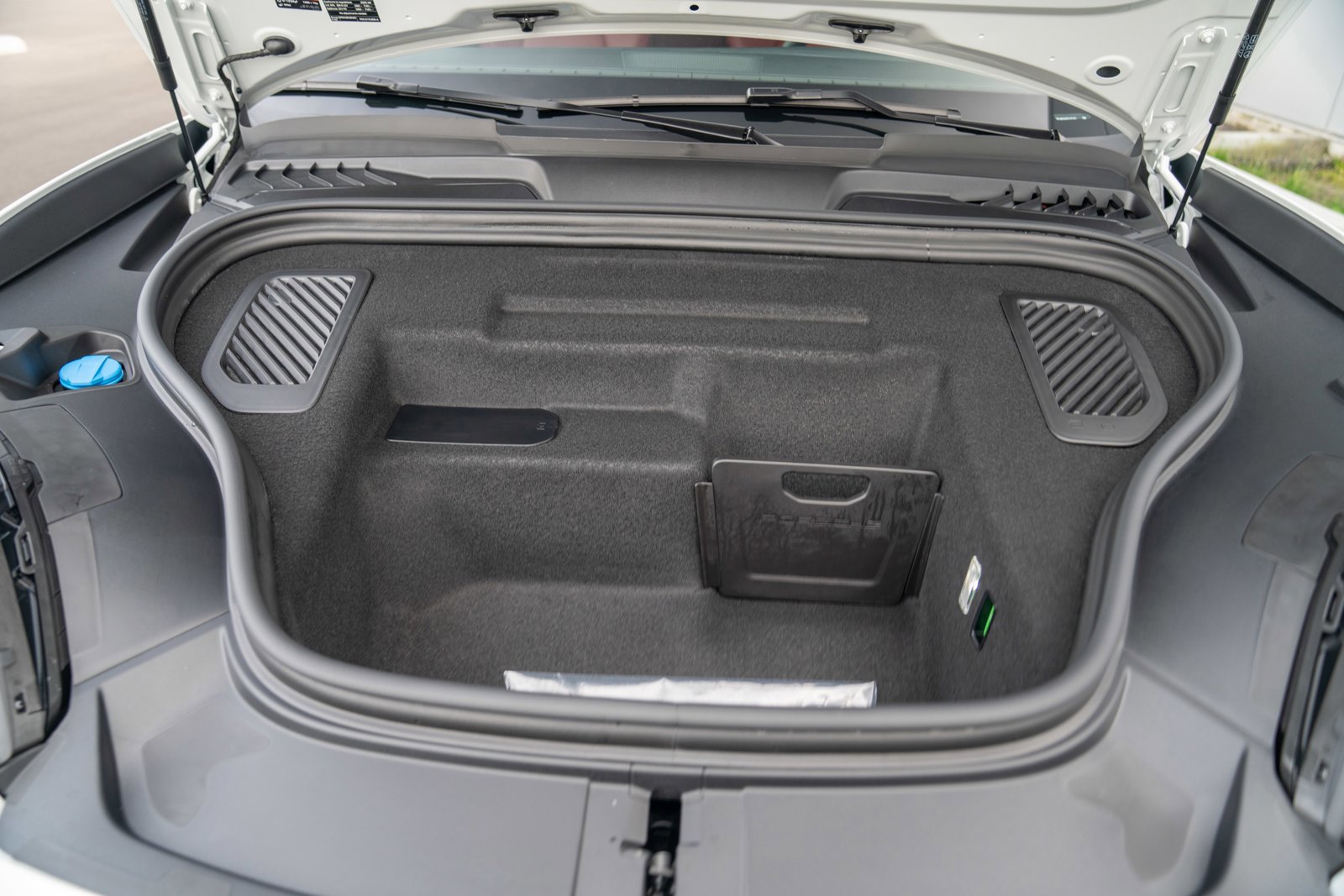 Certified 2025 Porsche Macan Electric image 28