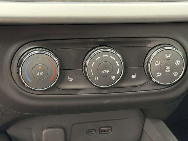 Used 2024 Chevrolet Trax RS w/ Sunroof Package FWD image 26