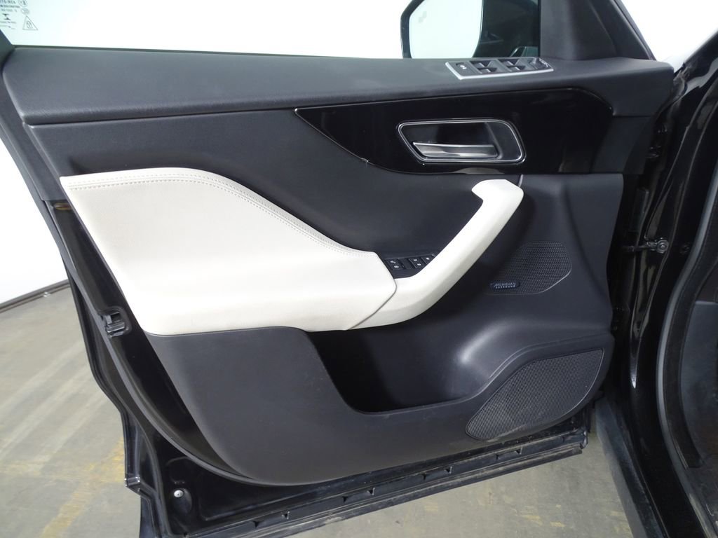 Used 2019 Jaguar F-PACE R-Sport image 17