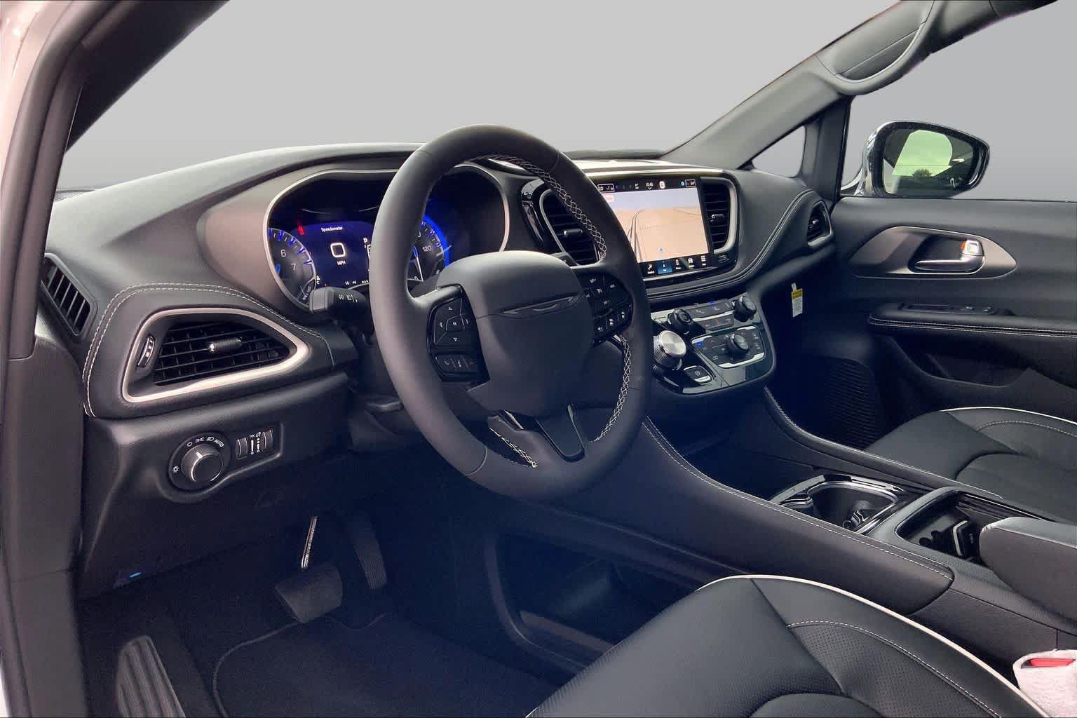 New 2027 Chrysler Pacifica Limited FWD image 6
