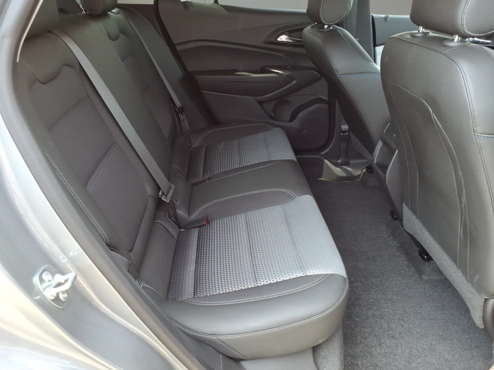 Used 2025 Chevrolet Trax LT FWD image 8